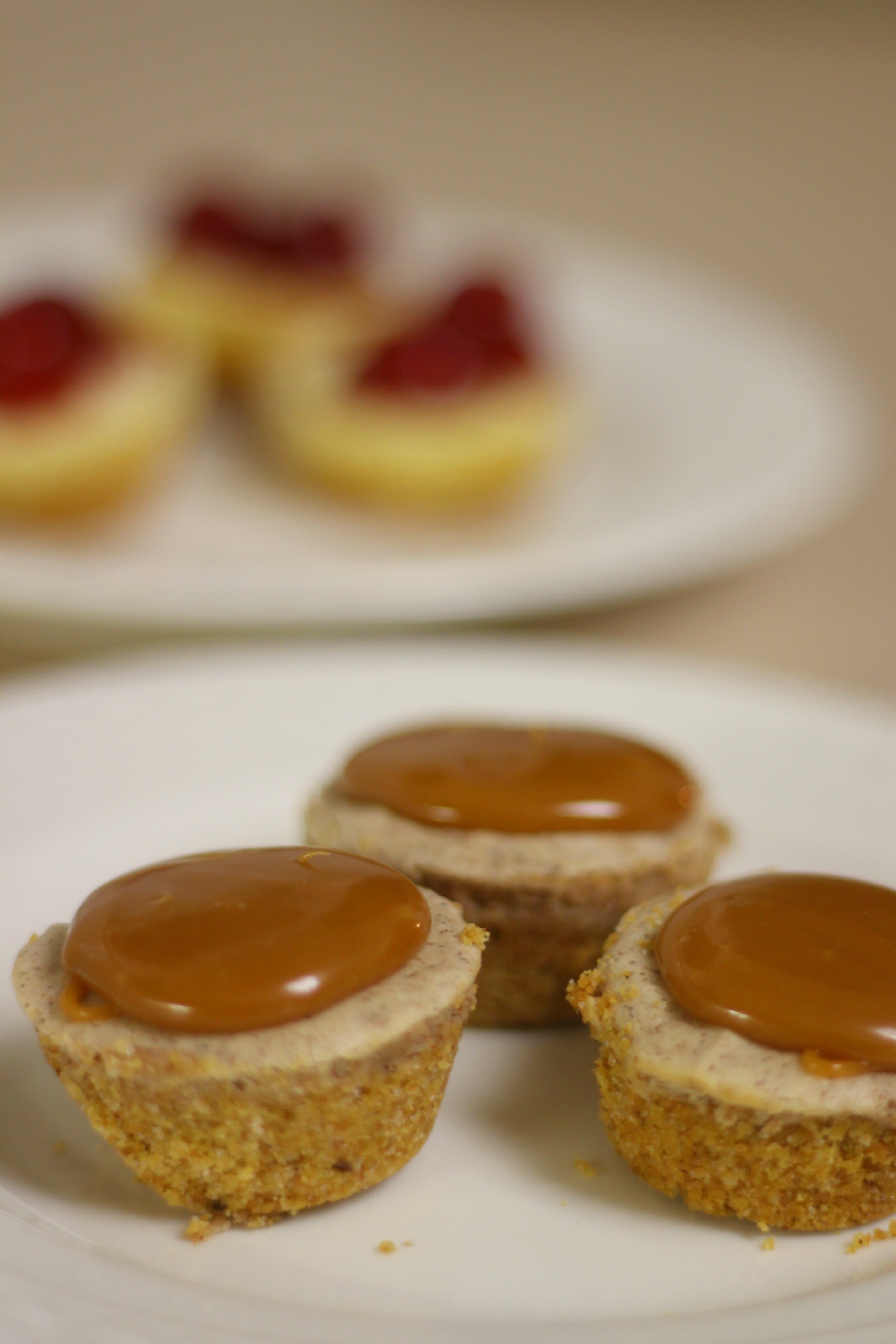 caramel cinnamon cheesecakes plate