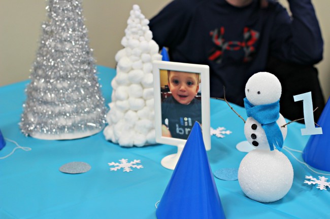 snow-first-birthday-table-decorations