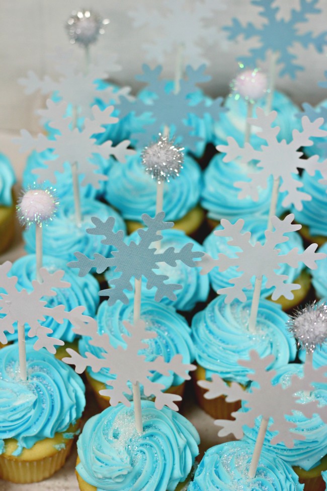 winter-first-birthday-snowflake-cupcakes