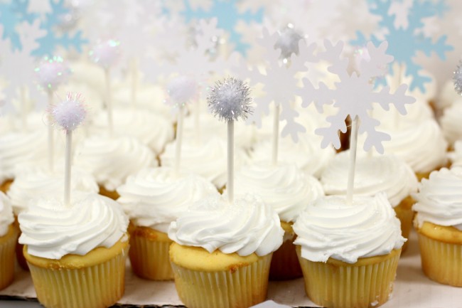 winter-snowflake-cupcakes