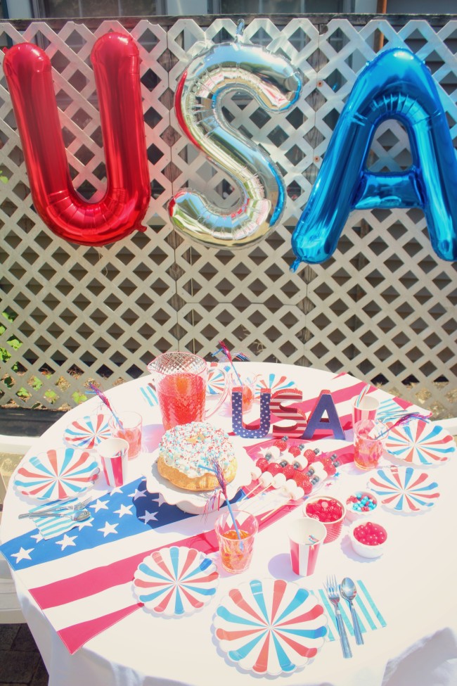 USA balloons and party table