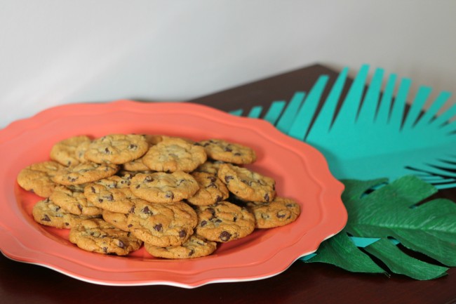 cookie plate with jungle leaves