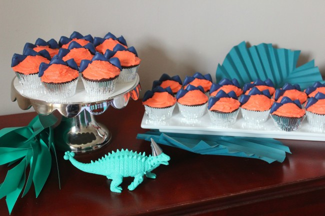 dinosaur cupcakes display