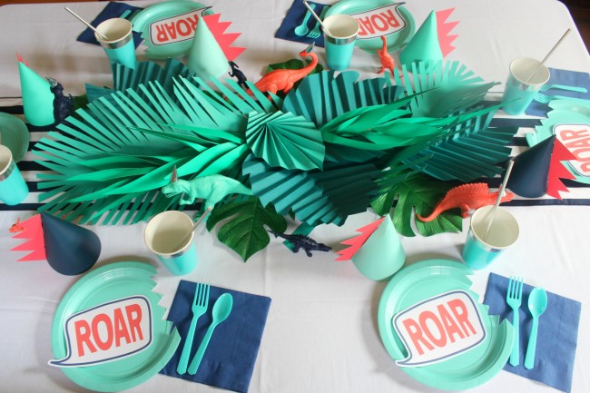 jungle leaves dino party table
